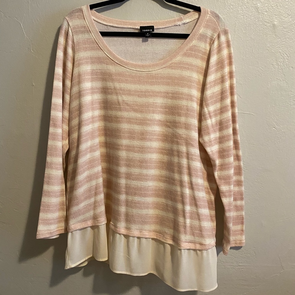 Light weight long sleeve w/ ruffle detail.